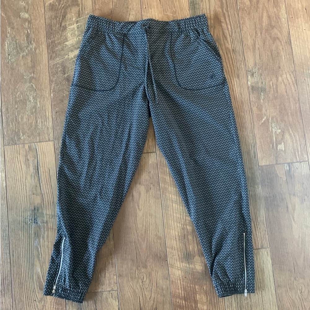 Jetsetter Pants with cute ankle zipper, dash pattern, NWOT